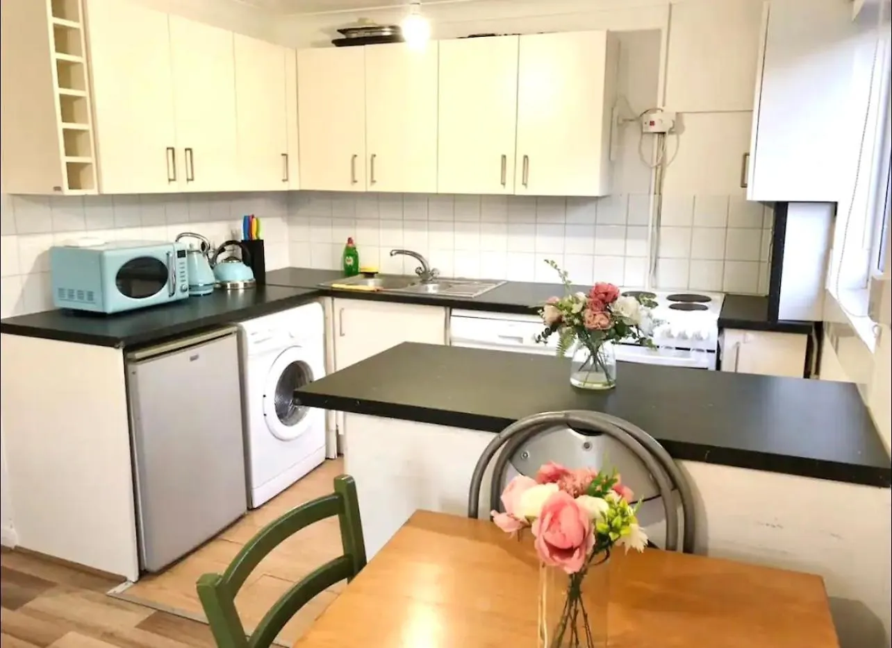 2 Bed Flat Privite In Canada Water London 0*,