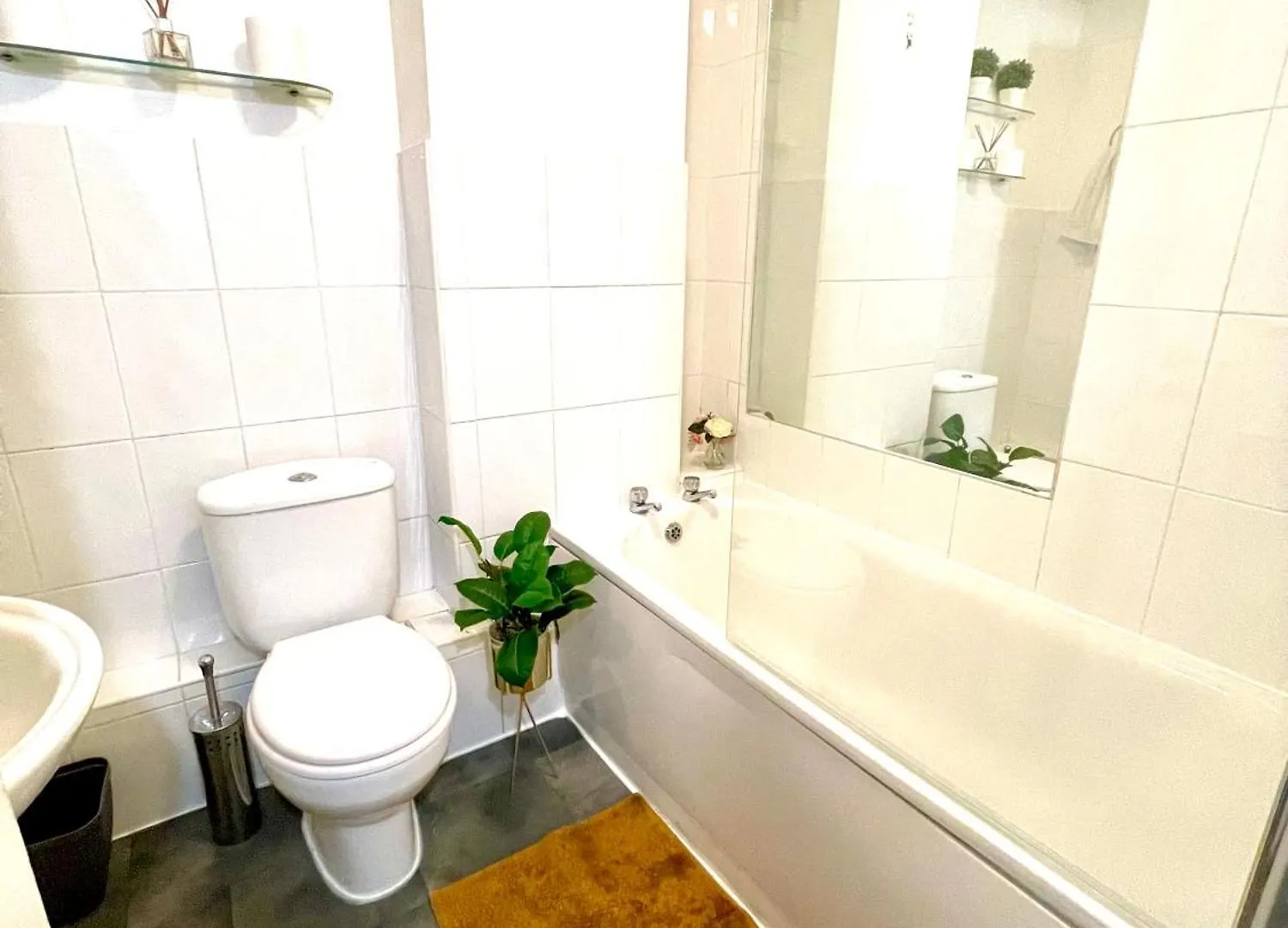 2 Bed Flat Privite In Canada Water London